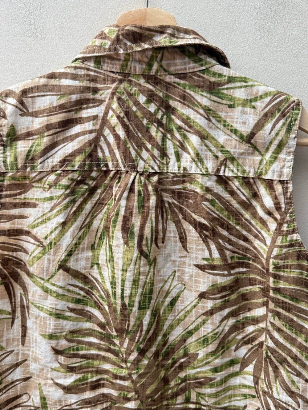 Liz Claiborne Sleeveless Button-Front Palm Print Top in Brown & Green - Picture 5 of 5